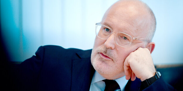 Frans Timmermans stützt den Kopf auf seinen Arm Frans Timmermans stützt den Kopf auf seinen Arm