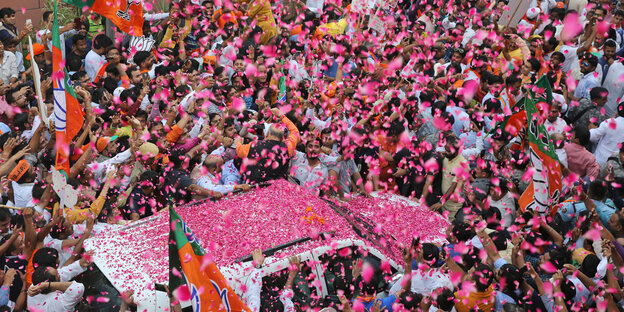 Jubelnde Massen feiern den Sieg der BJP in Indien, nach der Auszählung eines Teils der Ergebnisse. Jubelnde Massen feiern den Sieg der BJP in Indien, nach der Auszählung eines Teils der Ergebnisse.