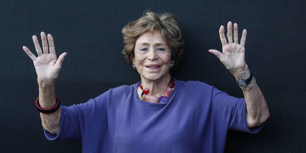 Luciana Castellina hebt beide Hände und lächelt Luciana Castellina hebt beide Hände und lächelt