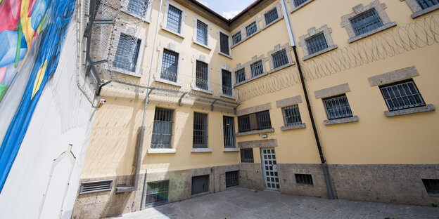 Der Innenhof einer Abschiebehaftanstalt im bayrischen Eichstätt Der Innenhof einer Abschiebehaftanstalt im bayrischen Eichstätt