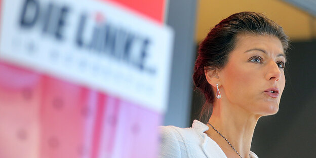 Sahra Wagenknecht neben dem Logo der Linksfraktion Sahra Wagenknecht neben dem Logo der Linksfraktion