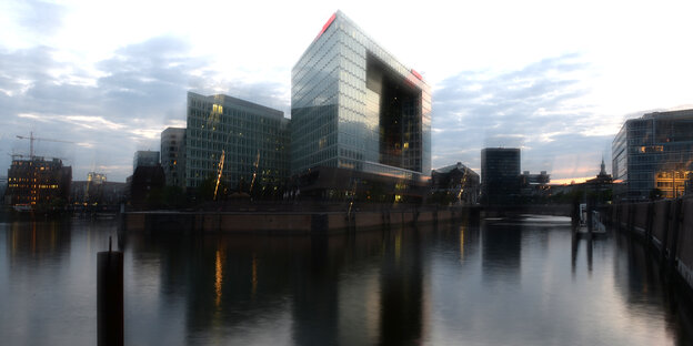 Ansicht des Spiegel-Hauses in Hamburg bei schlechtem Wetter Ansicht des Spiegel-Hauses in Hamburg bei schlechtem Wetter