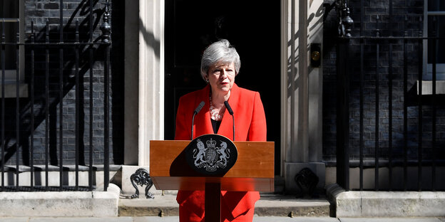 Theresa May steht vor Downing Street 10 Theresa May steht vor Downing Street 10