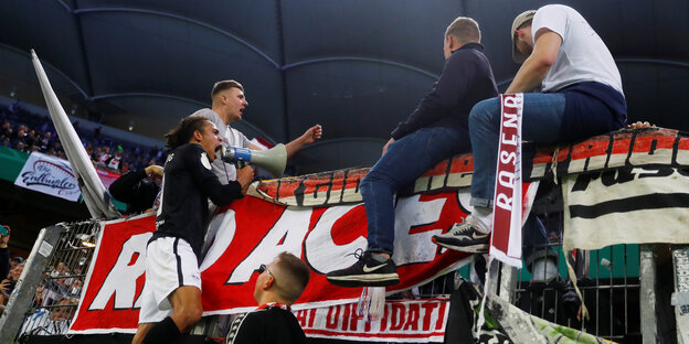 Yussuf Poulsen von RB Leipzig feiert nach einem Spiel mit Fans Yussuf Poulsen von RB Leipzig feiert nach einem Spiel mit Fans