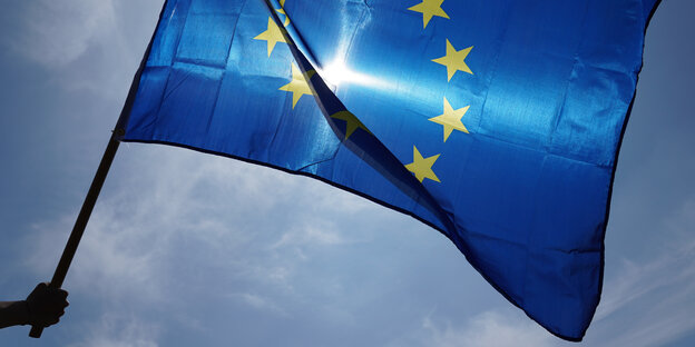 Eine EU-Fahne weht vor der Sonne Eine EU-Fahne weht vor der Sonne