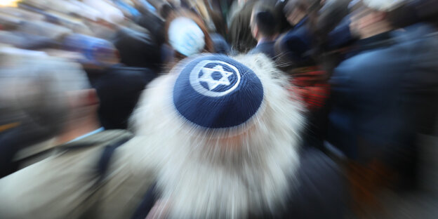 Ein Mann trägt eine Kippa Ein Mann trägt eine Kippa