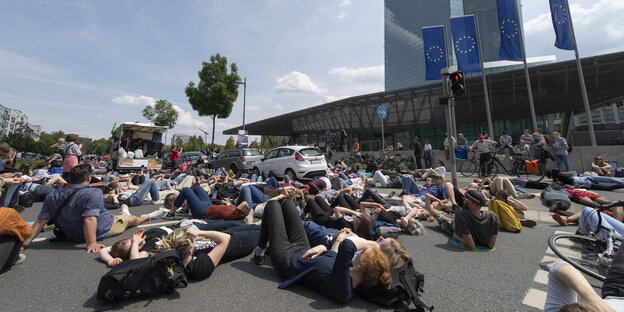 SchülerInnen demonstrieren am Boden liegend vor der EZB in Frankfurt SchülerInnen demonstrieren am Boden liegend vor der EZB in Frankfurt