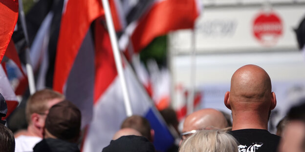 Teilnehmer tragen Fahnen beim Marsch der rechtsextremen Partei "Die Rechte" Teilnehmer tragen Fahnen beim Marsch der rechtsextremen Partei "Die Rechte"