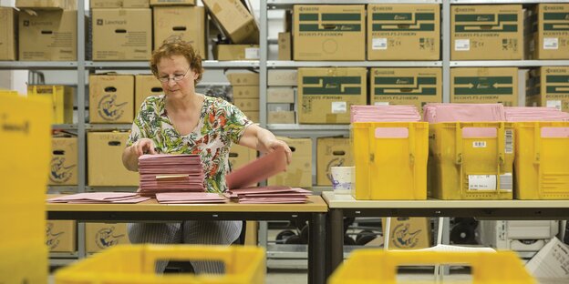 Eine Mitarbeiterin des Bremer Wahlamts sortiert Briefwahl-Unterlagen. Eine Mitarbeiterin des Bremer Wahlamts sortiert Briefwahl-Unterlagen.