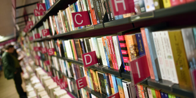 Ein alphabetisch sortiertes Bücherregal in einer Buchhandlung Ein alphabetisch sortiertes Bücherregal in einer Buchhandlung