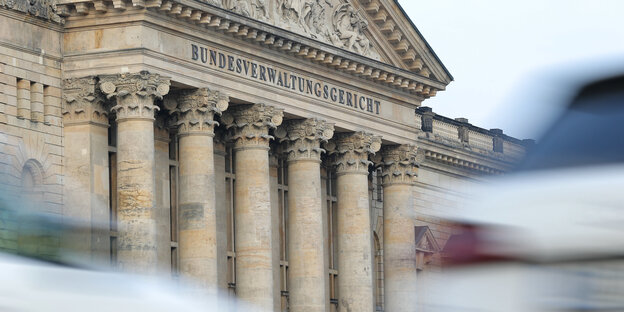 Ein Gebäude mit vielen Säulen Ein Gebäude mit vielen Säulen