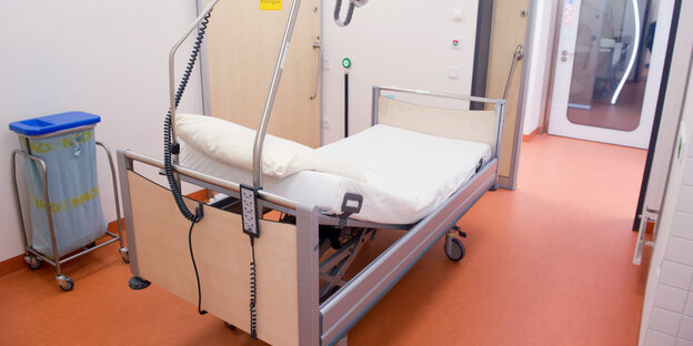 Ein leeres Krankenbett auf einem Klinikflur Ein leeres Krankenbett auf einem Klinikflur