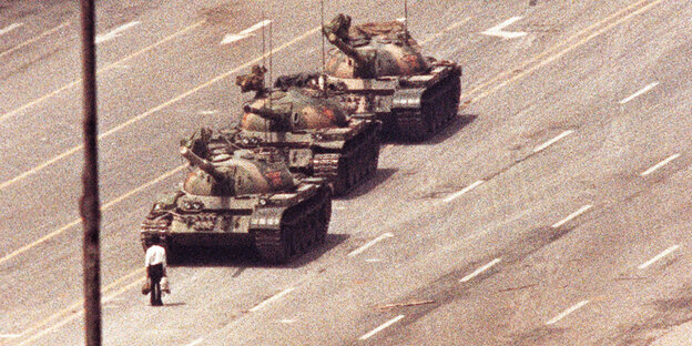 Einzelner Mann stellt sich Panzern entgegen Einzelner Mann stellt sich Panzern entgegen