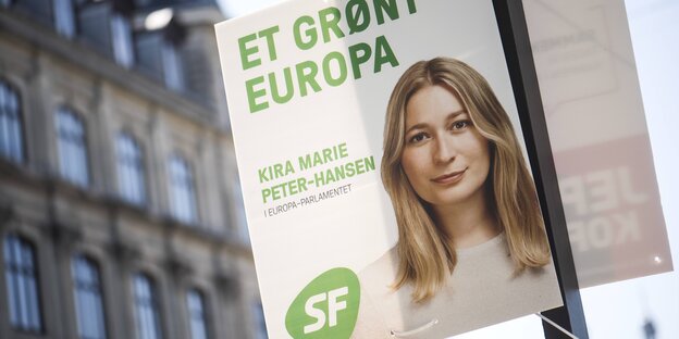 Eine junge Frau auf einem Wahlplakat Eine junge Frau auf einem Wahlplakat