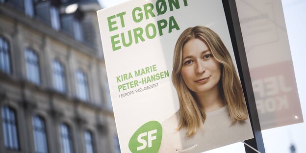 Eine junge Frau auf einem Wahlplakat