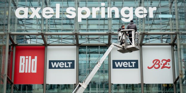 Der Schriftzug "Axel Springer" ist über den Logos von "Bild", "Welt" und "B.Z." zu sehen Der Schriftzug "Axel Springer" ist über den Logos von "Bild", "Welt" und "B.Z." zu sehen