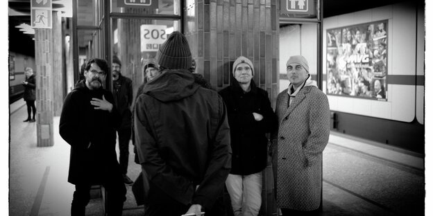 Mehrere Männer in der U-Bahn