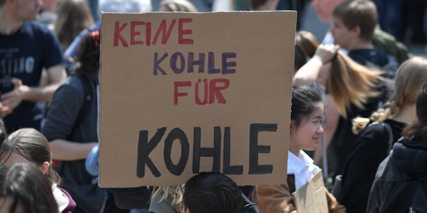 Junge Menschen halten ein Schild "keine Kohle für Kohle" hoch