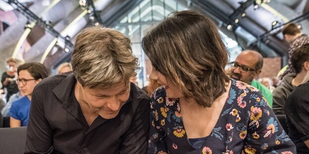 Robert Habeck sitzt neben Annalena Baerbock Robert Habeck sitzt neben Annalena Baerbock