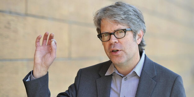 Autor Jonathan Franzen formt mit seiner rechten Hand ein O