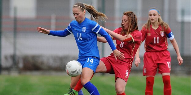 Drei Frauen spielen Fußball Drei Frauen spielen Fußball