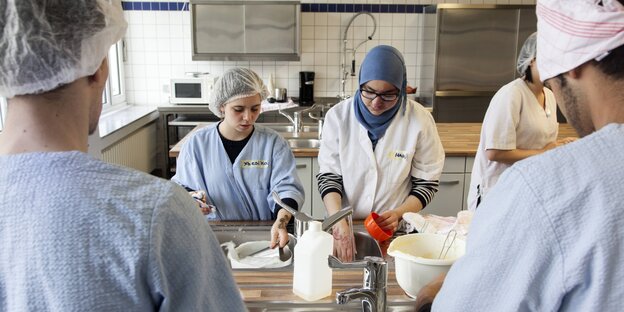 Geflüchtete Auszubildende im Hauswirtschaftsunterricht Geflüchtete Auszubildende im Hauswirtschaftsunterricht
