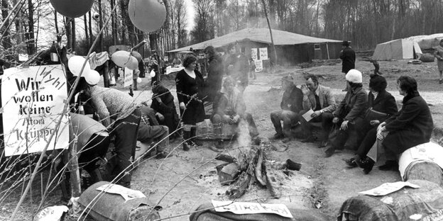Die Bauplatz-Besetzer treffen sich am Lagerfeuer Die Bauplatz-Besetzer treffen sich am Lagerfeuer