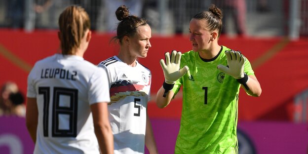 Drei Natiolspielerinnen diskutieren auf den Spielfeld Drei Natiolspielerinnen diskutieren auf den Spielfeld