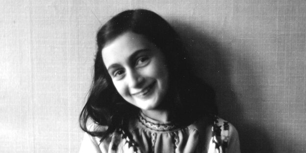 Das jüdische Mädchen Anne Frank, das durch ihre Tagebuchaufzeichnungen im Versteck ihrer Familie in Amsterdam (Niederlande) während des Zweiten Weltkriegs bekannt wurde Das jüdische Mädchen Anne Frank, das durch ihre Tagebuchaufzeichnungen im Versteck ihrer Familie in Amsterdam (Niederlande) während des Zweiten Weltkriegs bekannt wurde
