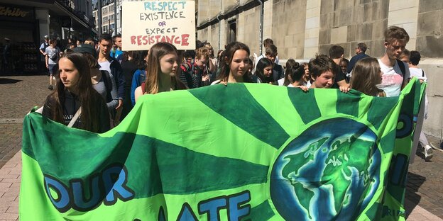 SchülerInnen demonstrien in Aachen für Klimaschutz SchülerInnen demonstrien in Aachen für Klimaschutz