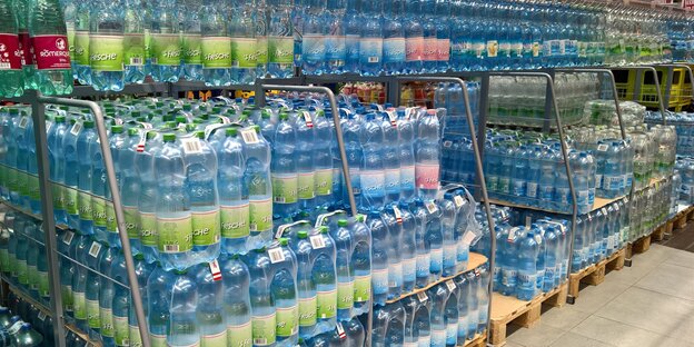 Wasserflaschen aus Plastik in einer Lagerhalle Wasserflaschen aus Plastik in einer Lagerhalle