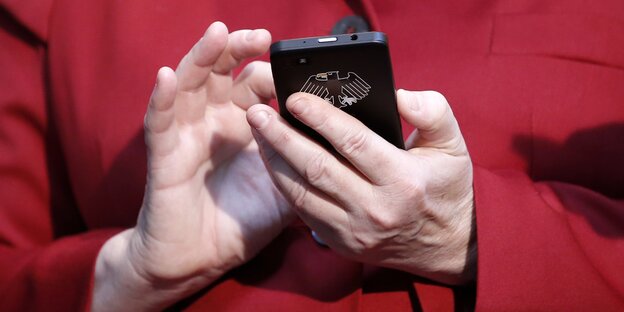 EIne Person tippt auf ihr Handy EIne Person tippt auf ihr Handy