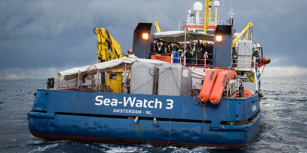 Das Rettungsschiff "Sea Watch 3" ist von hinten zu sehen Das Rettungsschiff "Sea Watch 3" ist von hinten zu sehen