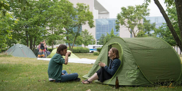 Zwei Protestierende sitzen an ihrem Zelt im We4Future-Camp Zwei Protestierende sitzen an ihrem Zelt im We4Future-Camp