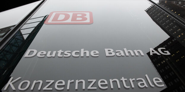 Das Eingangsschild der Konzernzentrale der Deutschen Bahn am Potsdamer Platz in Berlin Das Eingangsschild der Konzernzentrale der Deutschen Bahn am Potsdamer Platz in Berlin