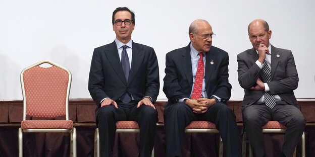 Steve Mnuchin, Jose Angel Gurria und Olaf Scholz sitzen nebeneinander Steve Mnuchin, Jose Angel Gurria und Olaf Scholz sitzen nebeneinander