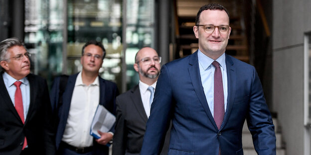 Jens Spahn läuft vor drei anderen Männern Jens Spahn läuft vor drei anderen Männern