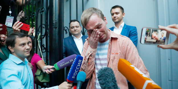 Reporter umringen Iwan Golunow Reporter umringen Iwan Golunow