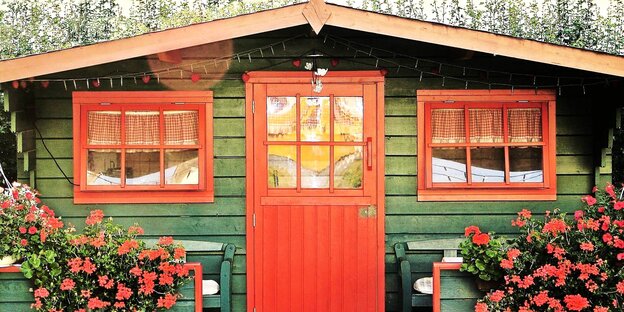 Ein Gartenhäuschen in roten und grünen Farben Ein Gartenhäuschen in roten und grünen Farben
