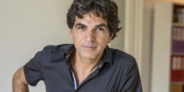 Patrick Chappatte schaut in die Kamera Patrick Chappatte schaut in die Kamera