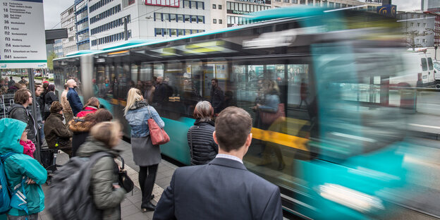Bus inmitten einer Fahrgastmenge Bus inmitten einer Fahrgastmenge
