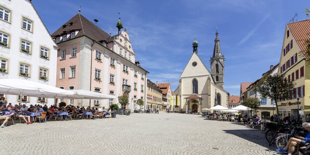 Hauptplatz von Rottenburg am Neckar mit Kirche Hauptplatz von Rottenburg am Neckar mit Kirche