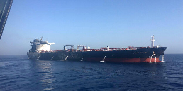 Der angegriffene Rohöltanker vor der iranischen Küste. Der angegriffene Rohöltanker vor der iranischen Küste.