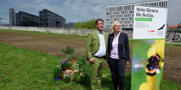 Hilmar von Münchhausen von der Wildtier Stiftung steht mit Umweltsenatorin Günther vor einer Bienen-Projektfläche Hilmar von Münchhausen von der Wildtier Stiftung steht mit Umweltsenatorin Günther vor einer Bienen-Projektfläche