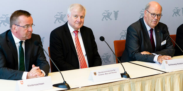 Drei Männer vor Mikrofonen: Boris Pistorius, Horst Seehofer und Hans-Joachim Grote Drei Männer vor Mikrofonen: Boris Pistorius, Horst Seehofer und Hans-Joachim Grote