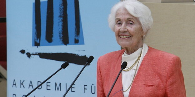 Hildegard Hamm-Brücher vor einem Mikrofon Hildegard Hamm-Brücher vor einem Mikrofon