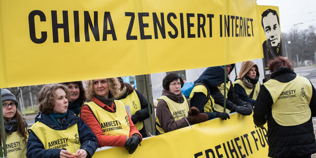 Demonstranten von Amnesty International protestieren am 15.03.2015 vor dem HCC in Hannover (Niedersachsen) gegen die Zensur des Internets in China.