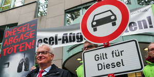 Der Geschäftsführer der Deutschen Umwelthilfe Jürgen Resch steht neben einem Durchfahrt-Verboten-Schild, unter dem "Gilt für Diesel" steht