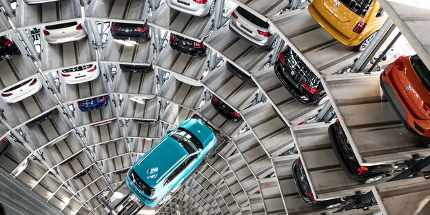 Viele VW-Autos in einem runden Parkhaus