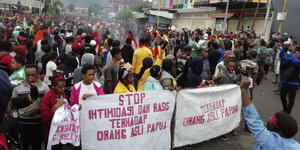 Demonstranten in Manokwari halten ein Transparent